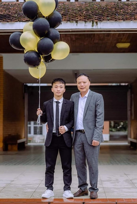 Xồng Bá Hùa cùng thầy giáo Nguyễn Tấn Hùng trong ngày tổng kết năm học. (Ảnh nhân vật cung cấp) Xồng Bá Hùa cùng thầy giáo Nguyễn Tấn Hùng trong ngày tổng kết năm học. (Ảnh nhân vật cung cấp)