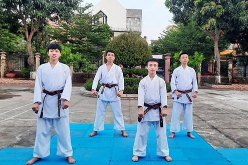 Ngoài nỗ lực học các môn văn hóa, Hùa cũng chú trọng rèn luyện thể chất Ngoài nỗ lực học các môn văn hóa, Hùa cũng chú trọng rèn luyện thể chất