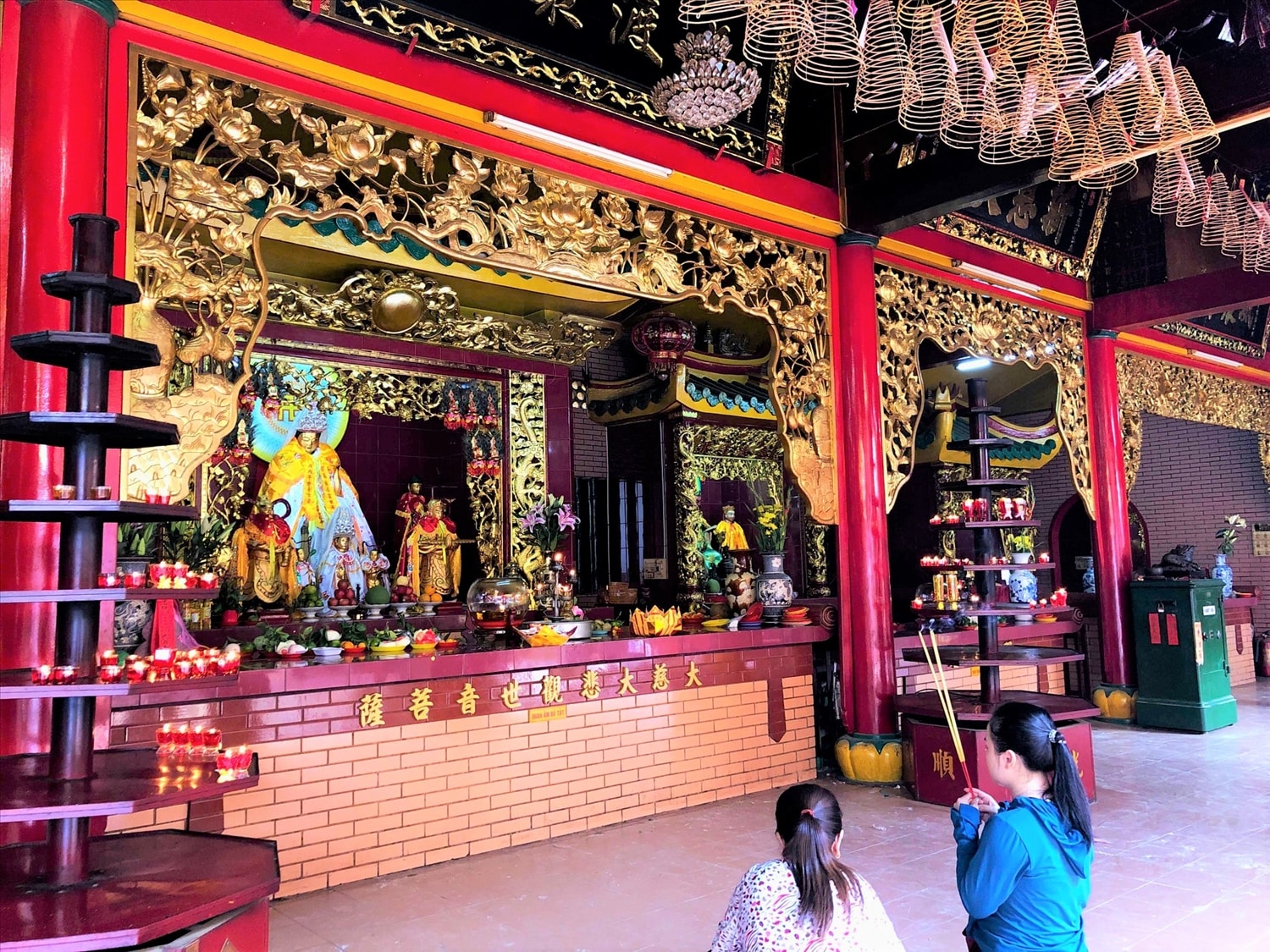 Ban thờ tự Quan Thế Âm Bồ Tát tại Hội quán Ôn Lăng (phường 11, quận 5, Chợ Lớn)