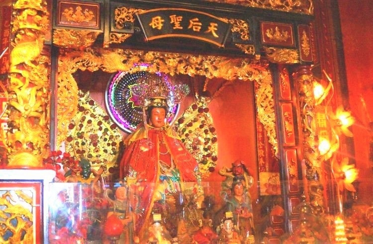 Bà Thiên Hậu Thánh Mẫu được thờ trong chính điện Hội quán Tuệ Thành (Chùa Bà, quận 5 - Chợ Lớn)