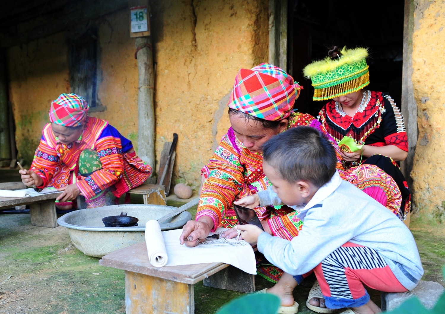 Nghệ thuật vẽ sáp ong trên vải của người phụ nữ Mông thật cầu kỳ, tinh tế