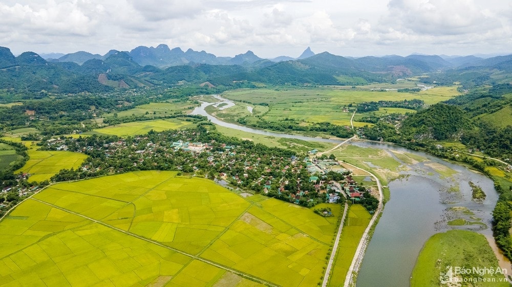 Những năm gần đây, huyện Con Cuông có nhiều bước tiến trong phát triển du lịch, là một trong những địa phương thu hút được một số lượng lớn du khách, mang lại nguồn thu nhập đáng kể. Nói đến du lịch Con Cuông trước hết là nói đến vẻ đẹp của vùng đất Môn Sơn - Mường Quạ với đồi núi điệp trùng, sông Giăng thơ mộng, đồng ruộng bát ngát và bản làng trù phú. Ảnh: Nguyễn Đạo