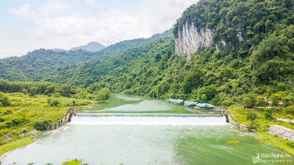 Vào mùa Thu - Đông, các hoạt động trên sông nước có phần hạn chế nhưng du khách có thể tìm cho mình một vị trí thích hợp quanh đập Phà Lài để ngắm cảnh non nước biên cương với cánh rừng xanh tươi, dòng sông Giăng trong xanh uốn khúc như dải lụa, hòa mình vào phong cảnh thiên nhiên hùng vĩ. Ảnh: Nguyễn Đạo