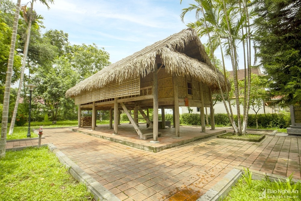 Từ đập Phà Lài xuôi về bản Thái Hòa ghé thăm nhà cụ Vi Văn Khang - Di tích Lịch sử Quốc gia, là nơi thành lập Chi bộ Môn Sơn (1931), Chi bộ Đảng đầu tiên ở vùng miền núi Tây Nam tỉnh Nghệ An. Đây cũng là nơi hội họp, luận bàn kế hoạch lãnh đạo nhân dân đấu tranh của các đồng chí đảng viên chi bộ trong phong trào cách mạng 1930 - 1931. Ảnh: Nguyễn Đạo