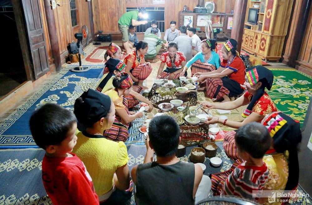 Đến với các điểm du lịch cộng đồng, du khách còn được thưởng thức các món ăn đặc sản của đồng Thái, tìm hiểu các phong tục được lưu truyền từ nghìn đời. Ảnh: Sách Nguyễn