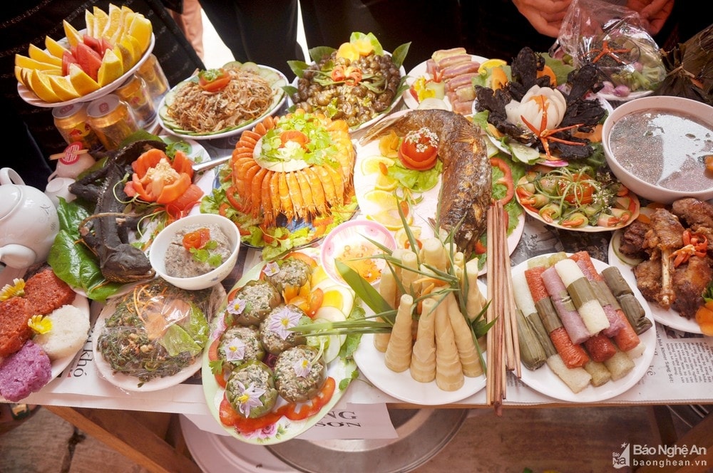 Mâm cơm đãi khách được các bà, các chị chuẩn bị công phu, bài trí khéo léo và đẹp mắt. Ảnh: Công Kiên
