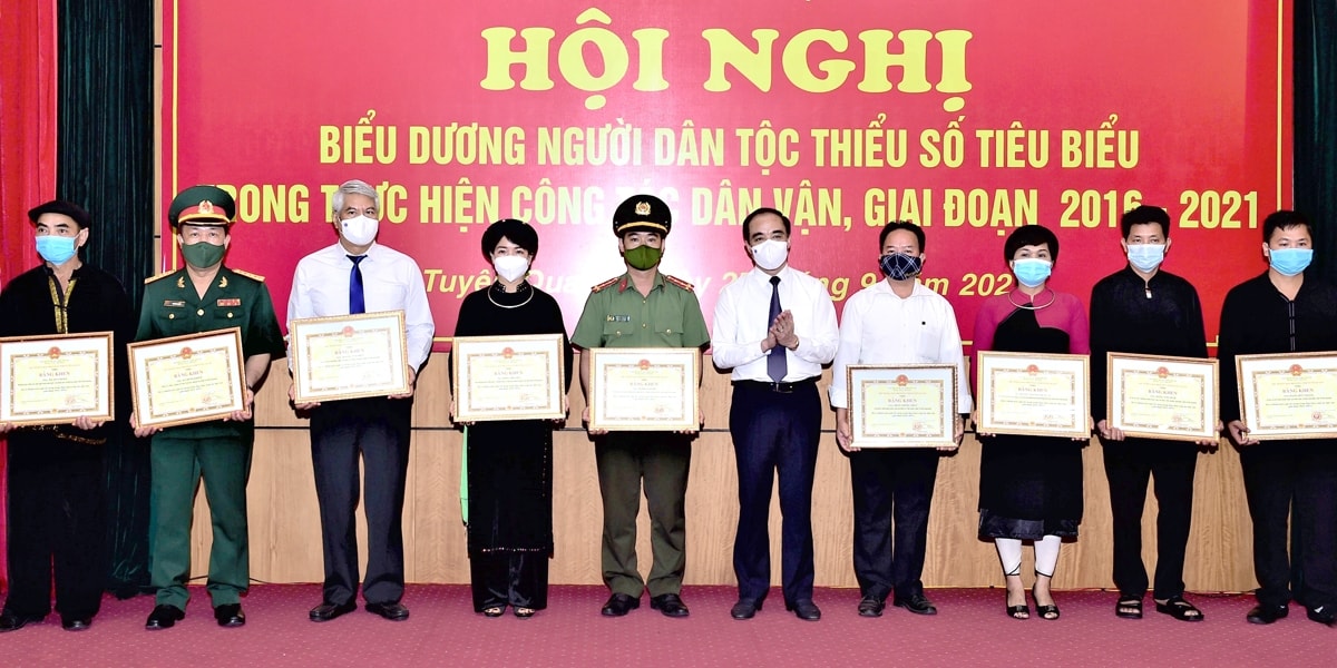 Đồng chí Bí thư Tỉnh ủy Chẩu Văn Lâm trao Bằng khen cho các cá nhân. Ảnh: Thành Công