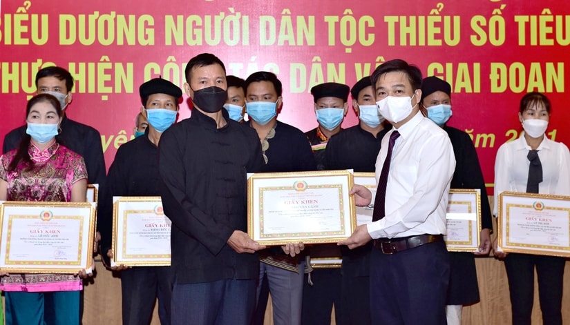 Trưởng Ban Dân vận Tỉnh ủy, Chủ tịch Ủy ban MTTQ tỉnh Nguyễn Hưng Vượng trao Giấy khen cho các cá nhân. Ảnh: Thành Công