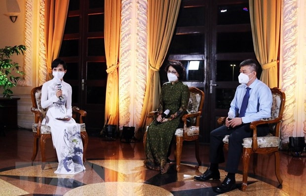Chủ tịch Ủy ban MTTQ Việt Nam Thành phố Hồ Chí Minh Tô Thị Bích Châu (ở giữa) và bác sỹ Trần Thanh Linh giao lưu tại chương trình. (Ảnh: Xuân Khu/TTXVN) Chủ tịch Ủy ban MTTQ Việt Nam Thành phố Hồ Chí Minh Tô Thị Bích Châu (ở giữa) và bác sỹ Trần Thanh Linh giao lưu tại chương trình. (Ảnh: Xuân Khu/TTXVN)