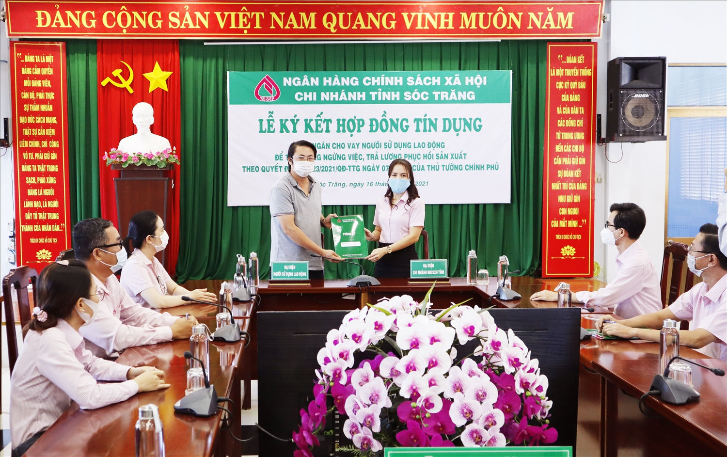 Ký kết hợp đồng tín dụng giải ngân nguồn vốn cho vay trả lương ngừng việc, phục hồi sản xuất do dịch Covid-19 tại Chi nhánh NHCSXH tỉnh Sóc Trăng.