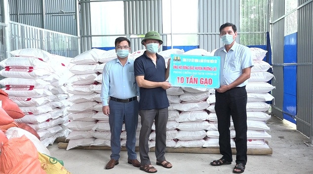 Huyện biên giới Mường Lát tiếp nhận gạo của các doanh nghiệp ủng hộ người dân  bị ảnh hưởng đại dịch Covid-19