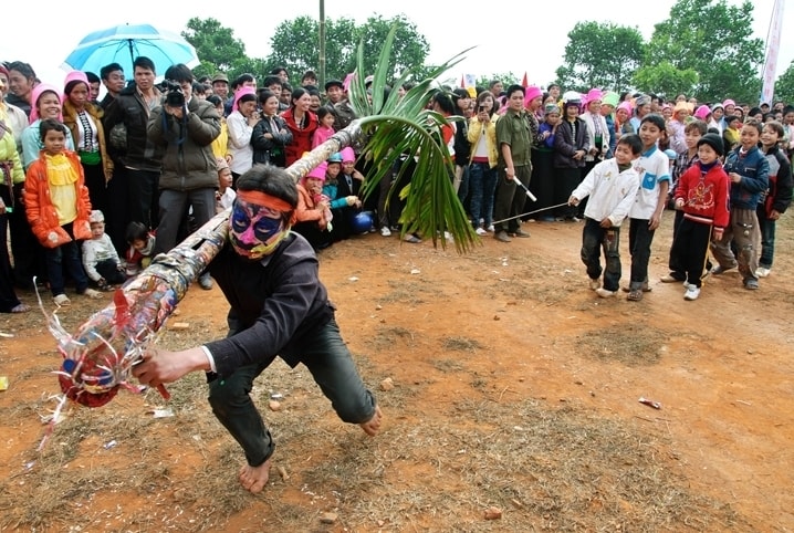 Múa thuồng luồng trong lễ hội của dân tộc Khơ Mú. (Ảnh chụp trước khi dịch Covid-19 diễn biến phức tạp)