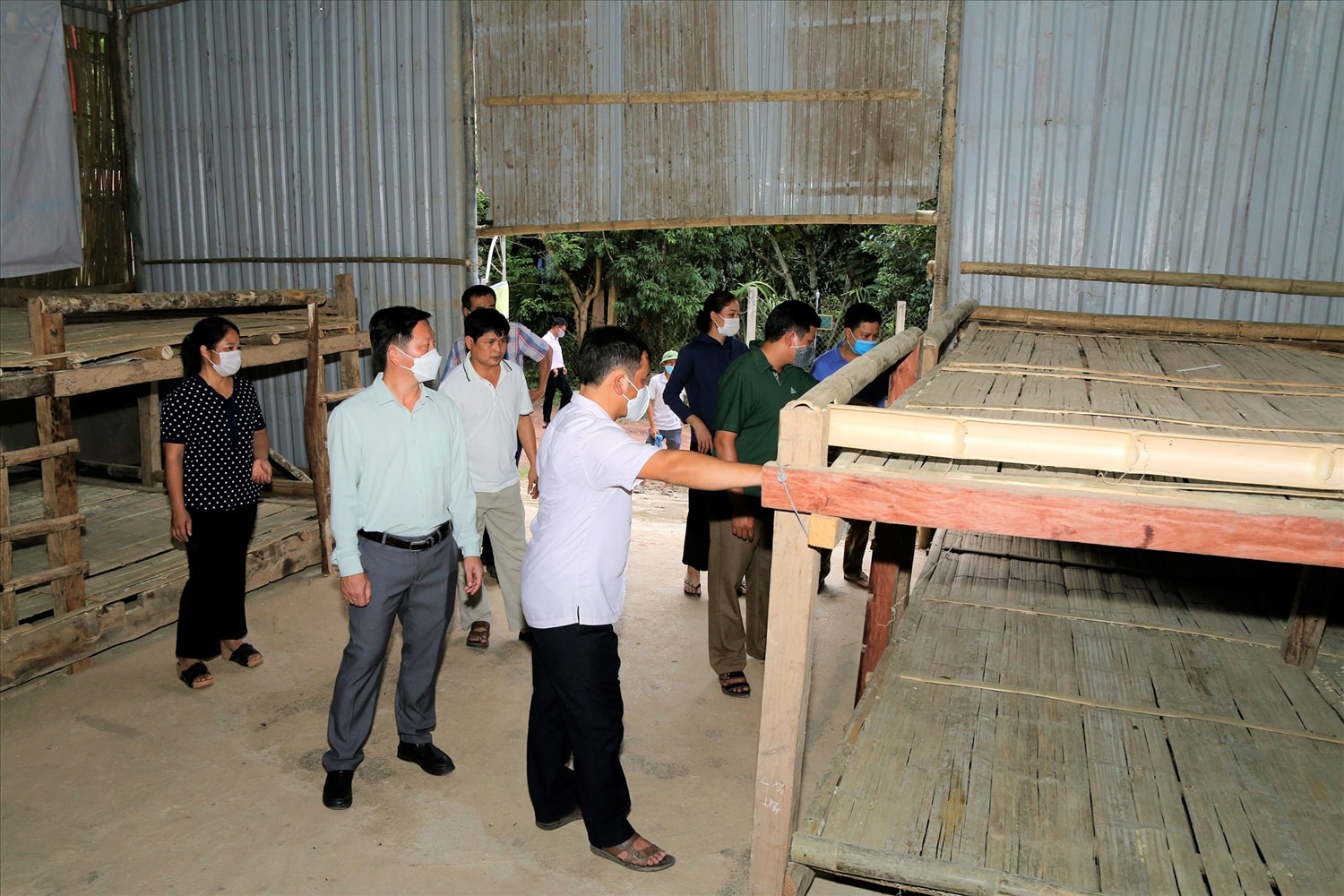 Không có giường nên giáo viên và phụ huynh phải lấy, tre, nứa, gỗ để làm sạp cho các em nằm