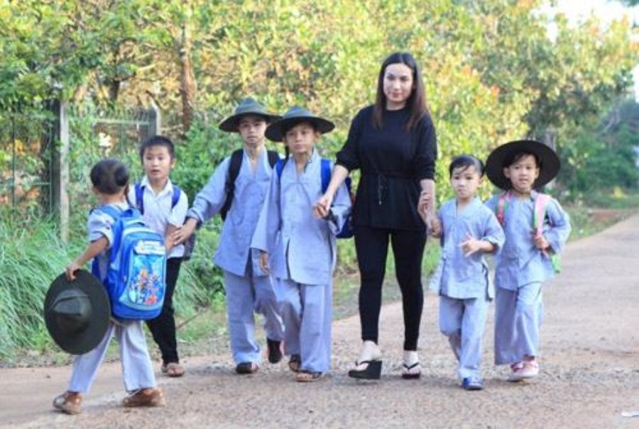 Ca sĩ Phi Nhung và các con nuôi
