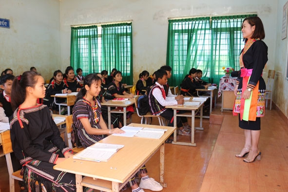 Giai đoạn 2015-2020, mục tiêu phổ cập giáo dục tiểu học và xoá mù chữ đối với đồng bào DTTS đã vượt chỉ tiêu đề ra. Ảnh: INT