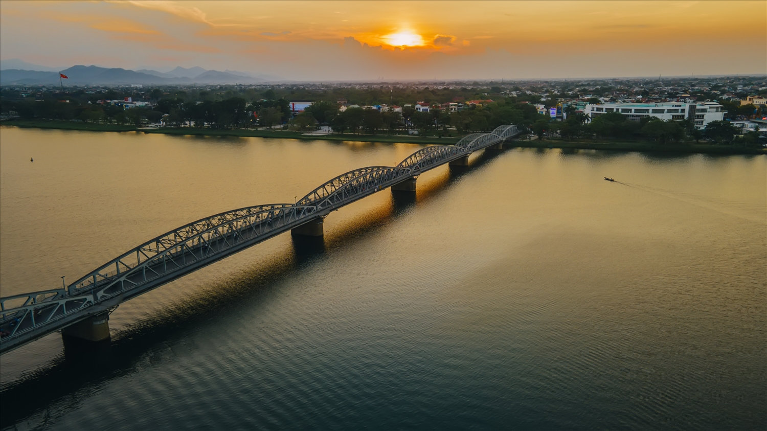 Một thoáng cầu Trường Tiền trên sông Hương gây thương nhớ 