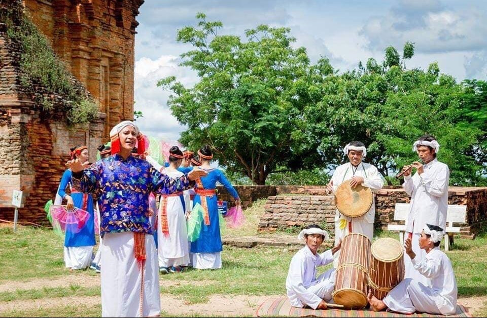 Thanh Pháp đang biểu diễn tại một lễ hội Chăm. (Ảnh NV) Thanh Pháp đang biểu diễn tại một lễ hội Chăm. (Ảnh NV)