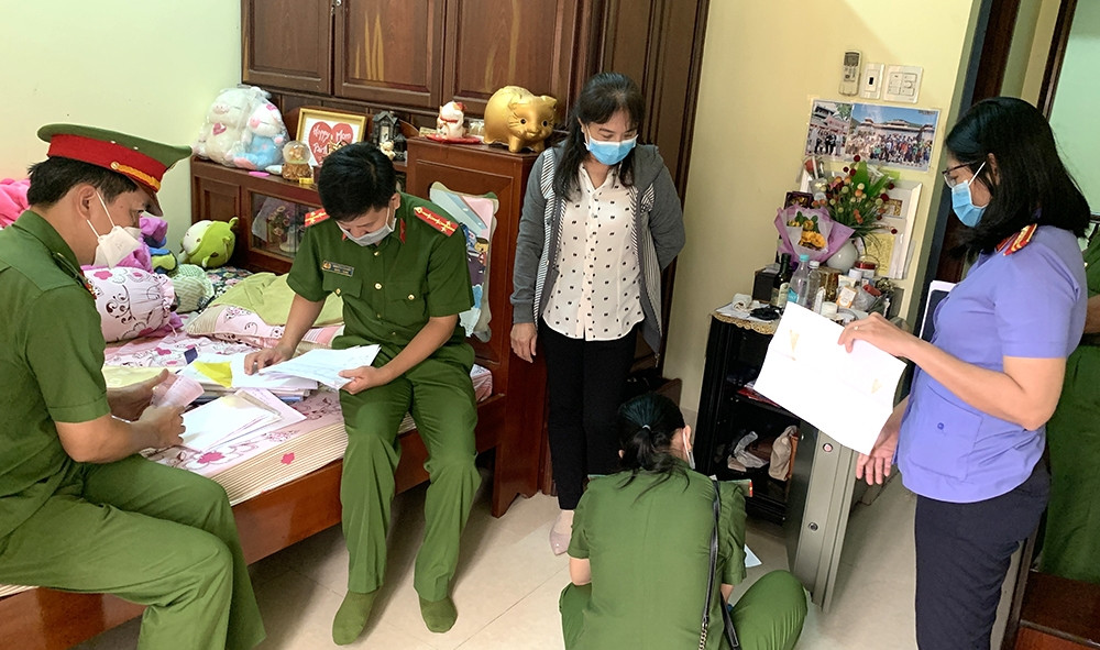 Lực lượng Công an khám xét nơi ở của Nguyễn Thị Huyền