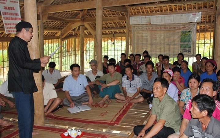 Nghệ nhân Ma Thanh Sợi (người đứng) trò chuyện với bà con về văn hóa dân gian (Ảnh: Ngọc Thanh)