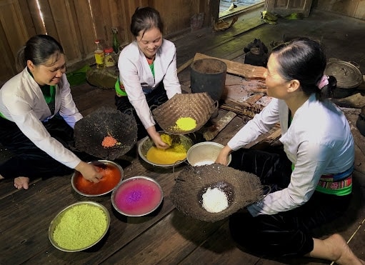 Không gian bếp Mường cùng với món xôi ngũ sắc tạo điểm nhấn thu hút du khách đến với Thanh Sơn Không gian bếp Mường cùng với món xôi ngũ sắc tạo điểm nhấn thu hút du khách đến với Thanh Sơn