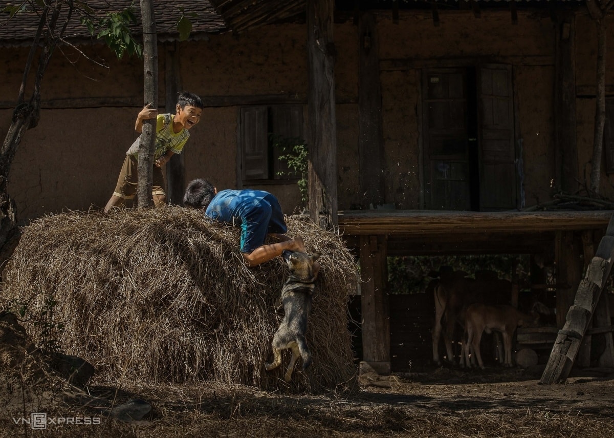 Tuổi thơ trẻ em dân tộc ở Kon Tum 4