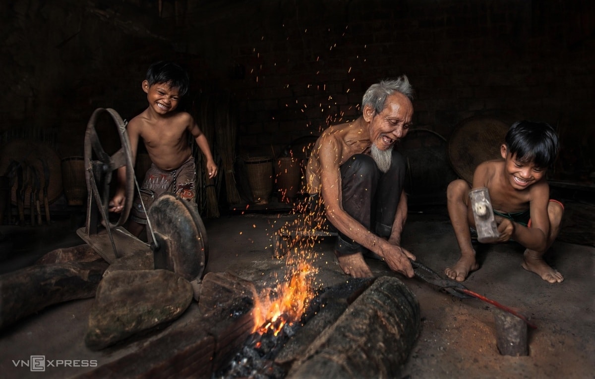 Tác phẩm “Lò rèn của ông” mô tả niềm vui hăng say của ông cháu khi cùng làm việc