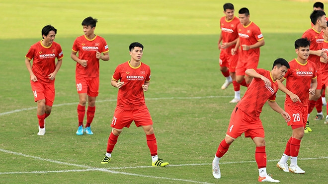 Trung vệ Đình Trọng (thứ 3 từ trái qua) đã hoàn toàn hồi phục chấn thương. Ảnh: VFF Trung vệ Đình Trọng (thứ 3 từ trái qua) đã hoàn toàn hồi phục chấn thương. Ảnh: VFF