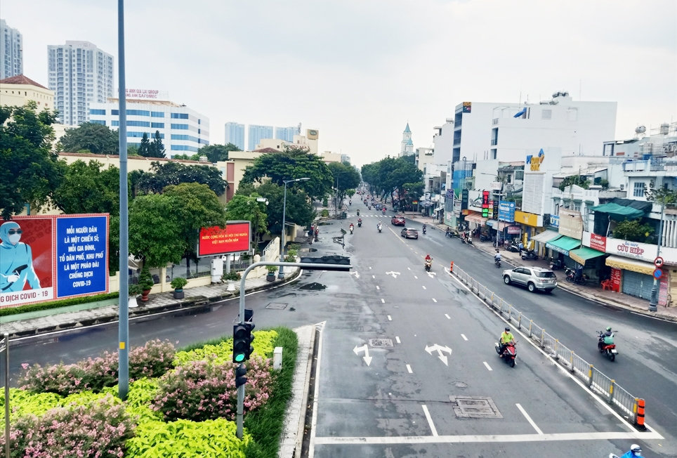 Để phục hồi nhịp sống đô thị như trước khi dịch bùng phát sẽ còn một chặng đường dài đầy thử thách. (Ảnh chụp tại cầu vượt 3/2, hướng nhìn về đường Thành Thái, quận 10, vốn là một giao lộ sầm uất trước đây)