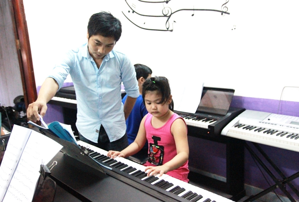 Anh Lê Trình đã phải đóng cửa toàn bộ 5 trung tâm âm nhạc của mình và chưa biết bao giờ có thể hoạt động lại. (Ảnh chụp trước dịch do nhân vật cung cấp)