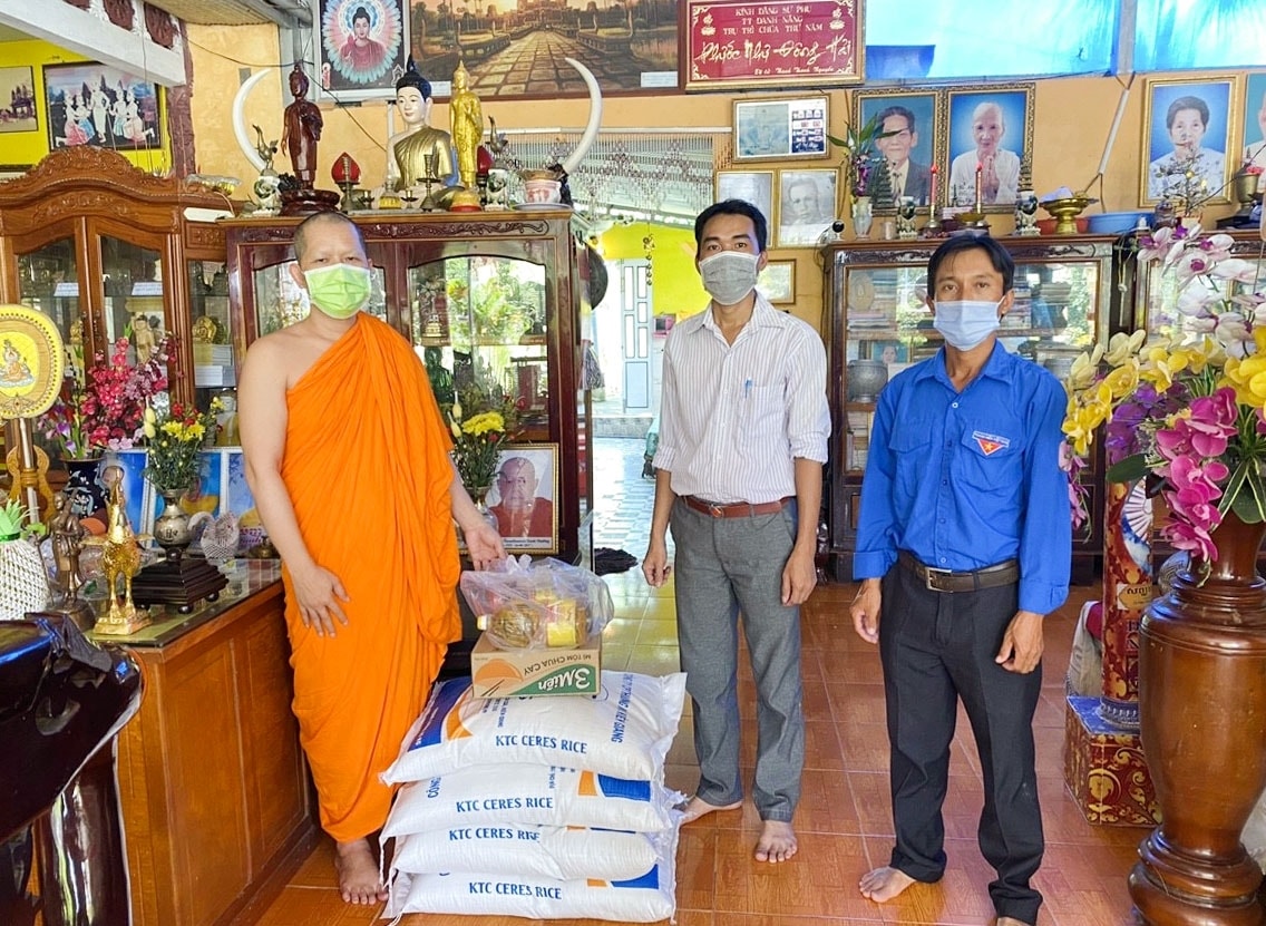 Thượng tọa Danh Nâng trụ trì chùa Thứ Năm nhận quà từ Ban Dân tộc tỉnh Thượng tọa Danh Nâng trụ trì chùa Thứ Năm nhận quà từ Ban Dân tộc tỉnh