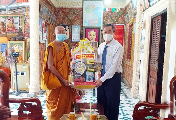 Phó Bí thư Tỉnh ủy An Giang trao quà chúc lễ Sen Dolta đến Hòa thượng Chau Cắt Phó Bí thư Tỉnh ủy An Giang trao quà chúc lễ Sen Dolta đến Hòa thượng Chau Cắt