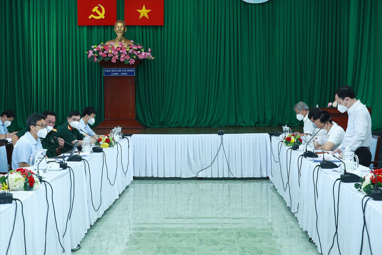 Theo Phó Thủ tướng Vũ Đức Đam, không chỉ chính quyền chủ động trong phòng, chống dịch mà người dân, DN cũng phải chủ động xây dựng phương án sản xuất bảo đảm an toàn, tự bảo vệ bản thân trước đại dịch - Ảnh: VGP/Đình Nam