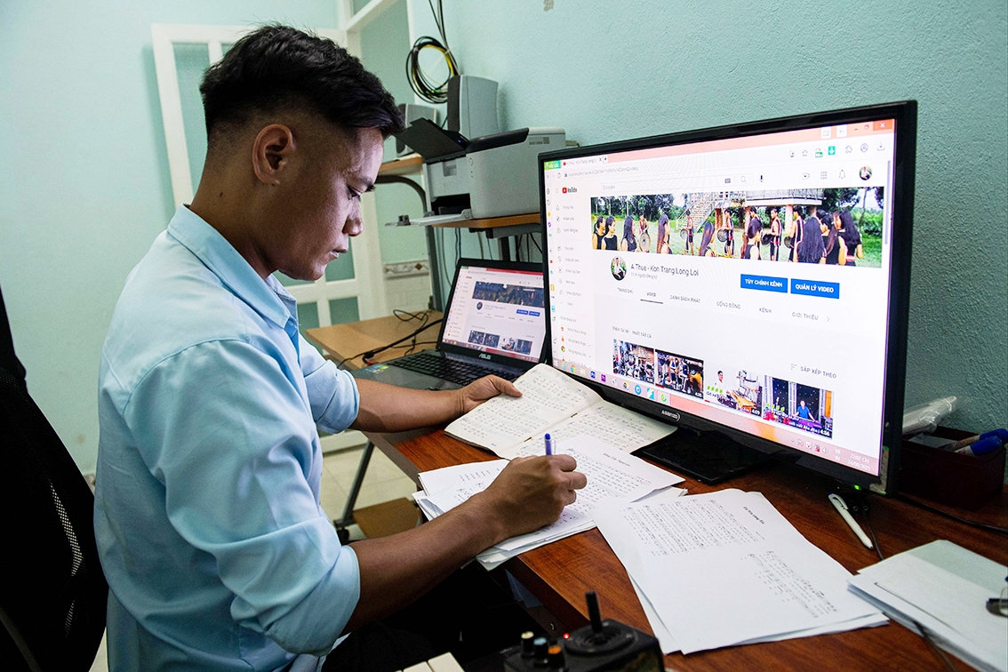 Ngoài soạn nhạc, anh A Thuê còn quay và dựng video về văn hóa của người Rơ Ngao để đăng lên Youtube Ngoài soạn nhạc, anh A Thuê còn quay và dựng video về văn hóa của người Rơ Ngao để đăng lên Youtube