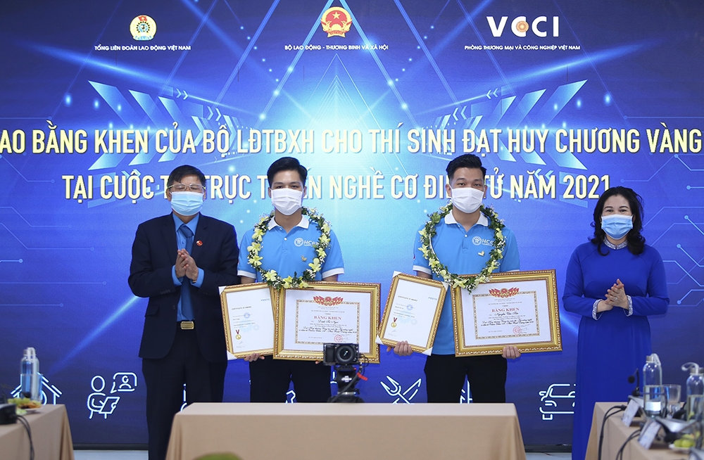 Thứ trưởng Bộ LĐTB&XH Nguyễn Thị Hà và Phó Chủ tịch Tổng LĐLĐ Việt Nam Phan Văn Anh trao Bằng khen của Bộ trưởng Bộ LĐTB&XH và Chứng nhận Huy chương Vàng cuộc thi trực tuyến nghề cơ điện tử năm 2021 Thứ trưởng Bộ LĐTB&XH Nguyễn Thị Hà và Phó Chủ tịch Tổng LĐLĐ Việt Nam Phan Văn Anh trao Bằng khen của Bộ trưởng Bộ LĐTB&XH và Chứng nhận Huy chương Vàng cuộc thi trực tuyến nghề cơ điện tử năm 2021