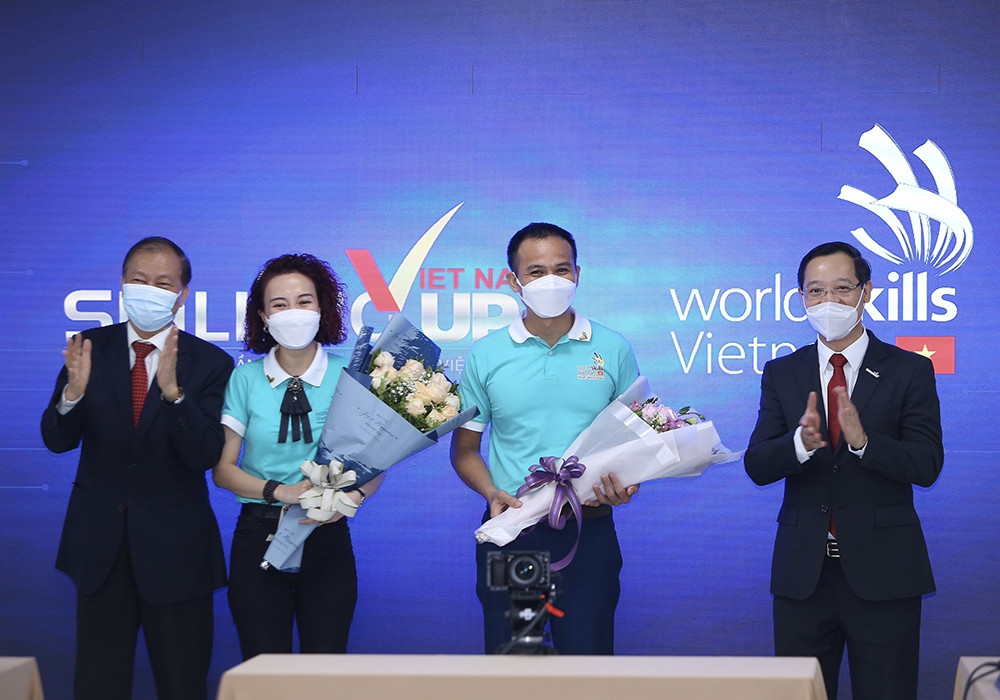 Tổng cục Trưởng Tổng cục GDNN Trương Anh Dũng (bên phải) và Phó Chủ tịch VCCI Hoàng Quang Phòng tặng hoa chúc mừng các Đại sứ kỹ năng nghề Tổng cục Trưởng Tổng cục GDNN Trương Anh Dũng (bên phải) và Phó Chủ tịch VCCI Hoàng Quang Phòng tặng hoa chúc mừng các Đại sứ kỹ năng nghề