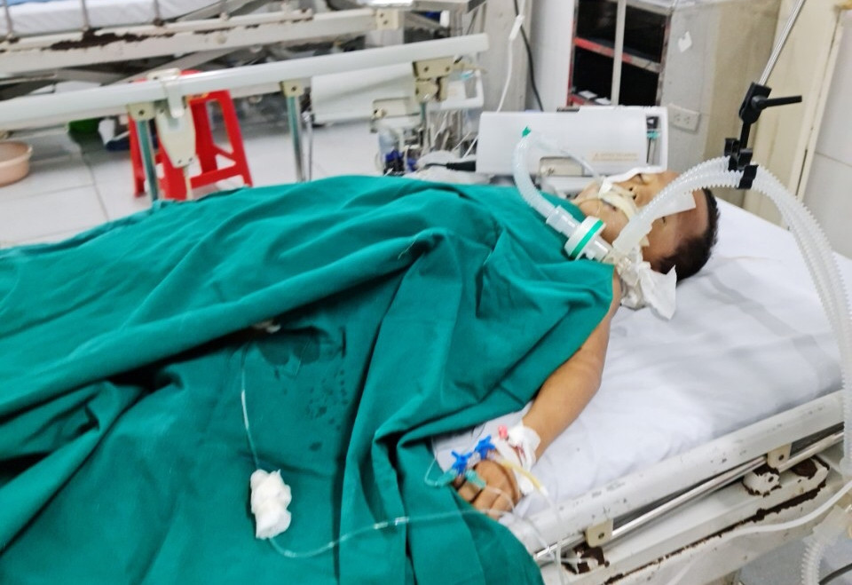 Một trong số các em học sinh đang được điều trị tích cực tại Bệnh viện Đa khoa Văn Bàn Một trong số các em học sinh đang được điều trị tích cực tại Bệnh viện Đa khoa Văn Bàn