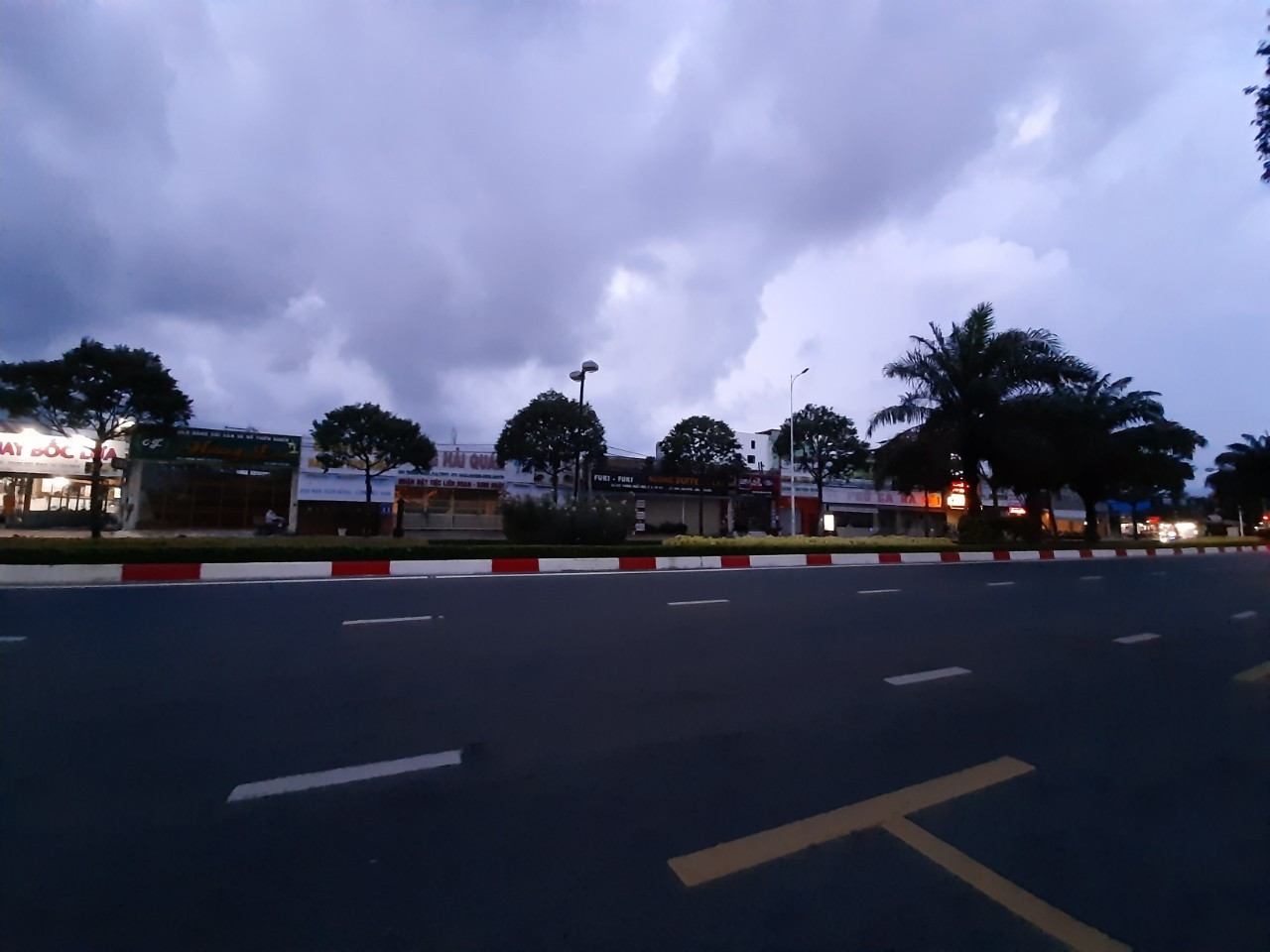 Con đường Thống Nhất (mới) - TP. Vũng Tàu từng là khu dịch vụ ăn uống sầm uất, hiện giờ vắng lặng không một bóng người