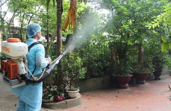 Các địa phương cần tổ chức phun hóa chất xử lý triệt để ngay khi phát hiện các ổ dịch, không để dịch bùng phát, lan rộng, kéo dài. Ảnh minh họa
