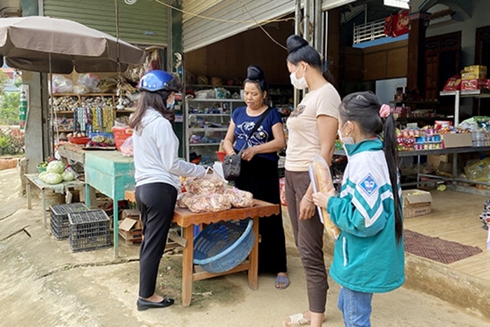 Một cửa hàng tạp hóa ở bản Ót Nọi có bán cây 