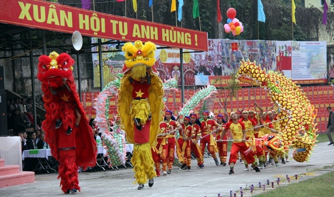 UBND huyện Tân Yên (Bắc Giang) long trọng tổ chức Hội Cầu Vồng lần thứ IV và khai mạc Đại hội TDTT lần thứ VIII, năm 2017 với chủ đề “Đất lưu truyền văn võ - Xuân hội tụ anh hùng”. 