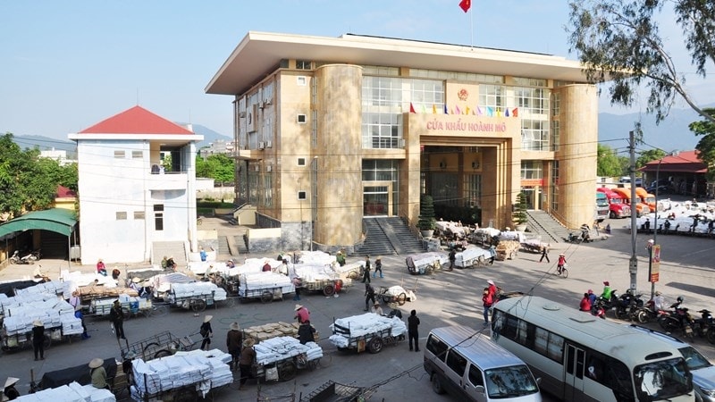 Cần hoàn thiện cơ chế, chính sách đủ mạnh để thúc đẩy kinh tế khu vực biên giới. (Trong ảnh: Cửa khẩu Hoành Mô (Quảng Ninh) Cần hoàn thiện cơ chế, chính sách đủ mạnh để thúc đẩy kinh tế khu vực biên giới. (Trong ảnh: Cửa khẩu Hoành Mô (Quảng Ninh)