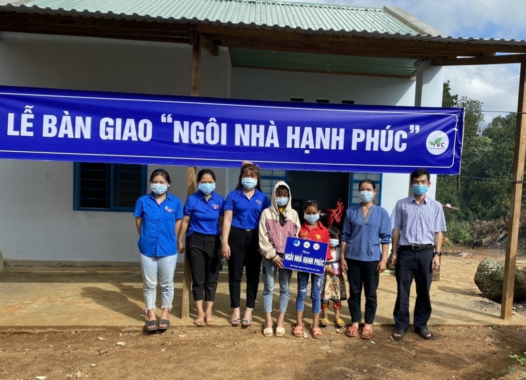 Bàn giao “Ngôi nhà hạnh phúc” cho 2 chị em Đinh Thị Ngà và Đinh Thị Nhi, dân tộc Ba Na, xã Đăk Rong, huyện Kbang, Gia Lai