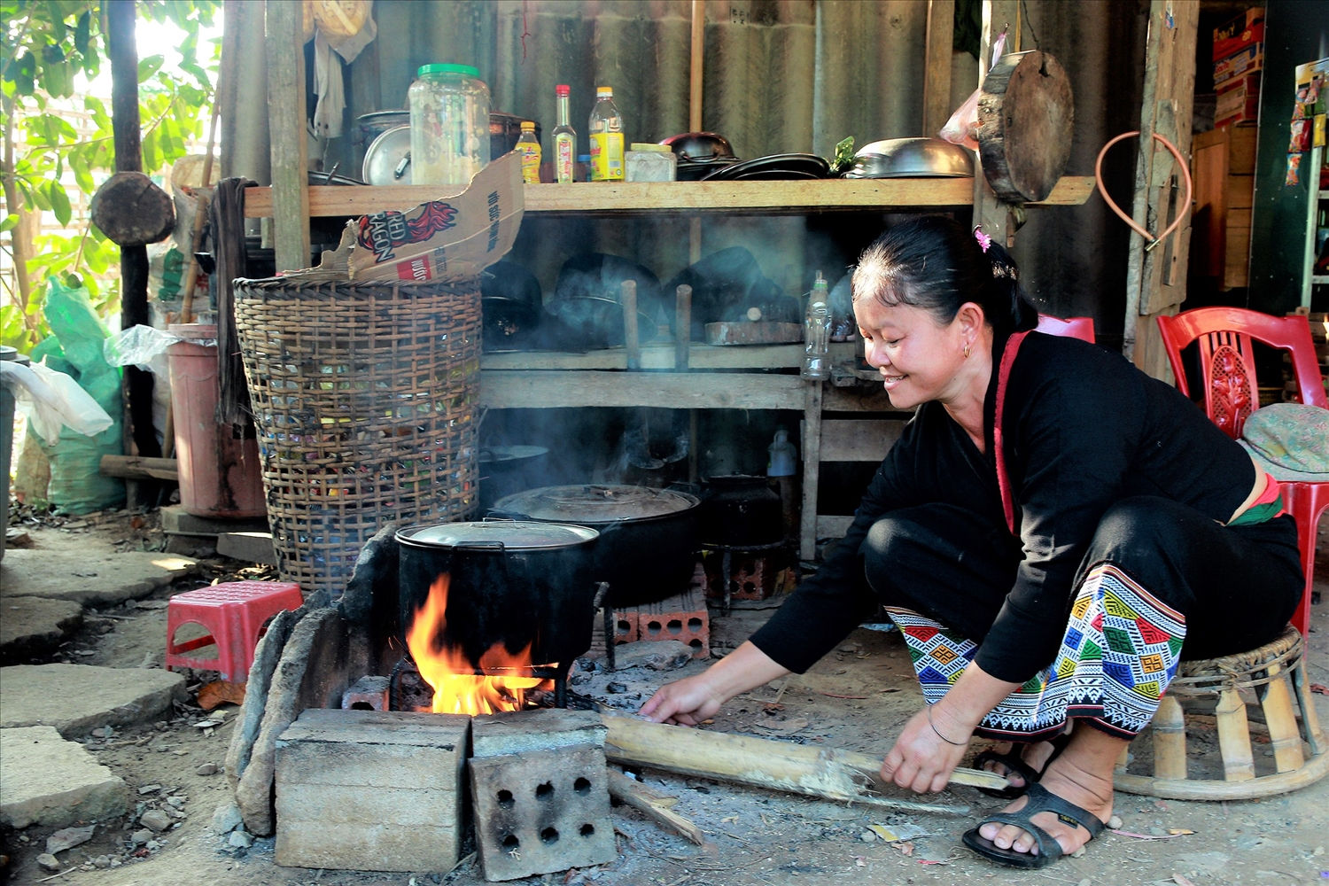 Chị Lo Thị Nga (SN 1972), ở bản Văng Môn, xã Nga My, huyện Tương Dương (Nghệ An) là một trong số ít người còn biết nhuộm và may trang phục dân tộc Ơ Đu. Chị Nga cho biết “Để có một nồi nước nhuộm, trước đó tôi phải vào rừng sâu để lấy các loại vỏ cây mang về cho vào nồi đun sôi cùng một ít vôi bột. Cứ thế đun khi nào nước ra màu thì cho vải vào để nhuộm”. 