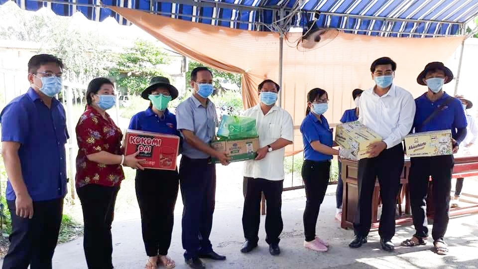 Lãnh đạo quận Bình Thủy thăm và tặng quà cho chốt kiểm soát dịch bệnh Covid-19 bến đò Cô Bắc 