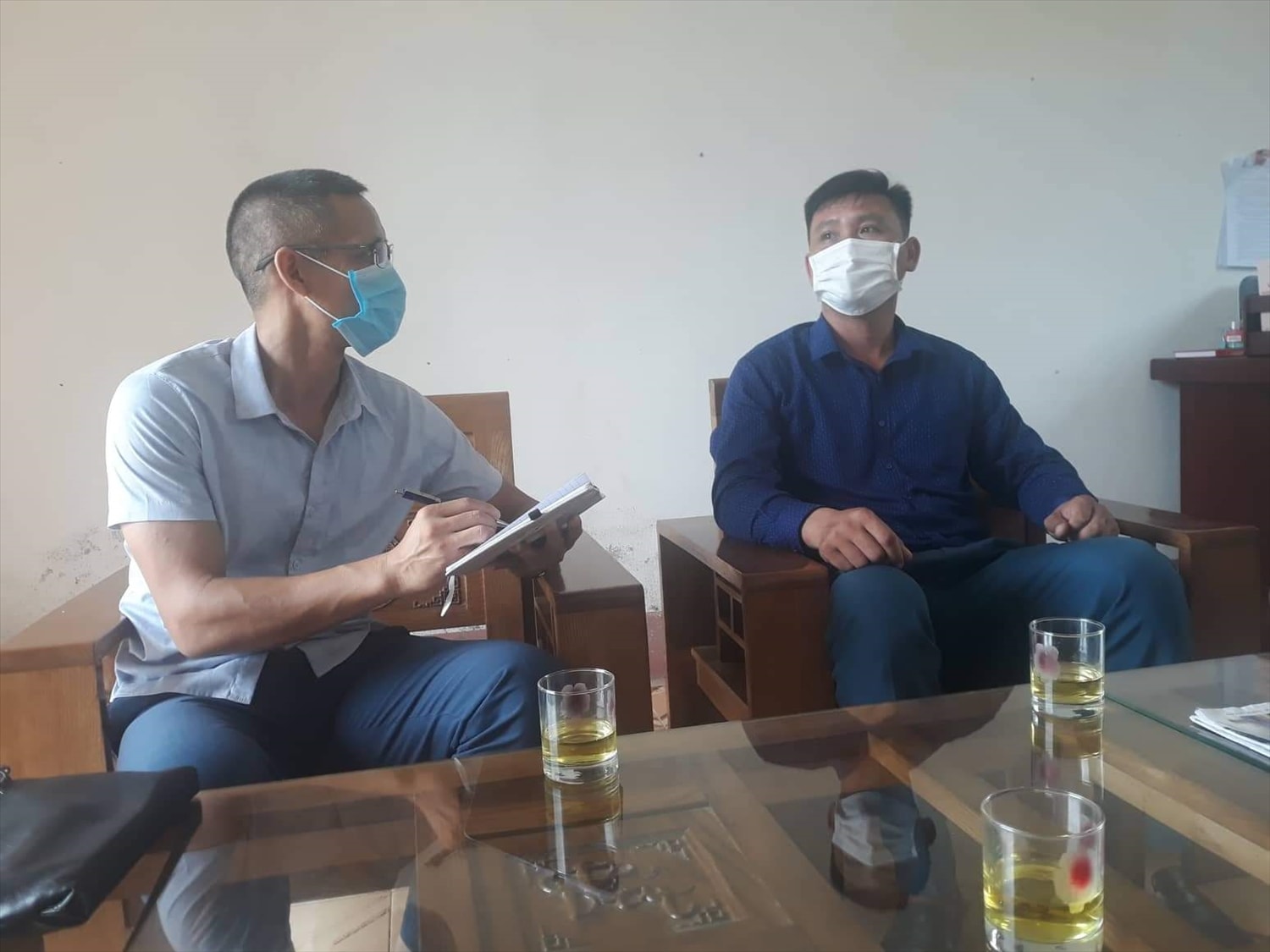 Anh Lộc Vĩnh Thêu (bên phải) giờ đã là người cán bộ tận tâm, trách nhiệm
