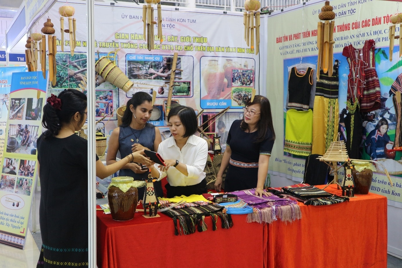 Ban Dân tộc tỉnh Kon Tum tổ chức trưng bày, giới thiệu sản phẩm nghề truyền thống của các dân tộc trên địa bàn tỉnh tại Hội chợ hành lang Quốc tế Đông Tây- Đà Nẵng.