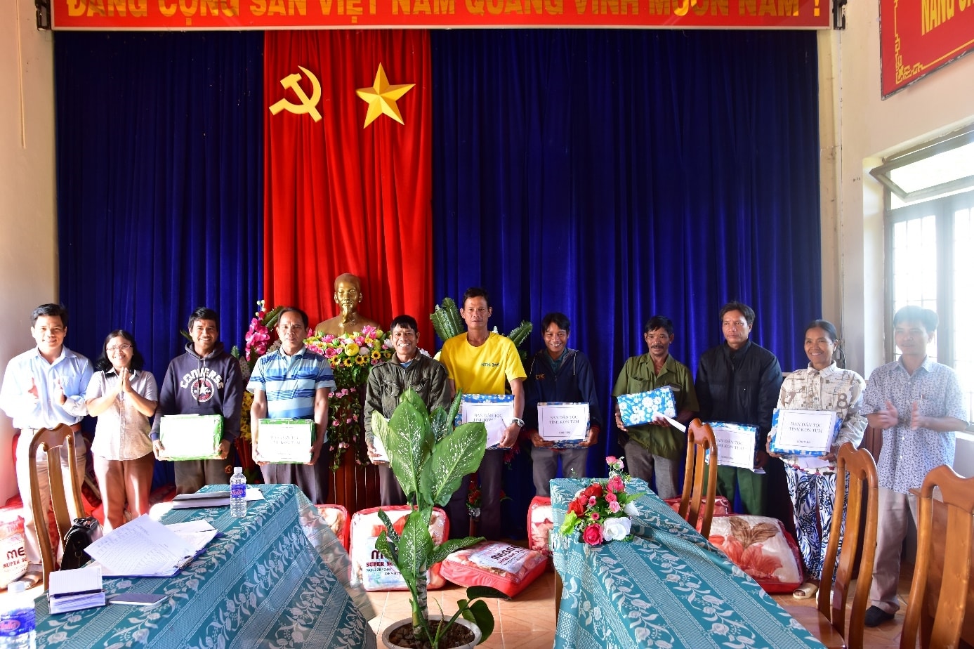 Ban Dân tộc tỉnh Kon Tum thăm hỏi, tặng quà cho Người có uy tín trong vùng đồng bào DTTS.