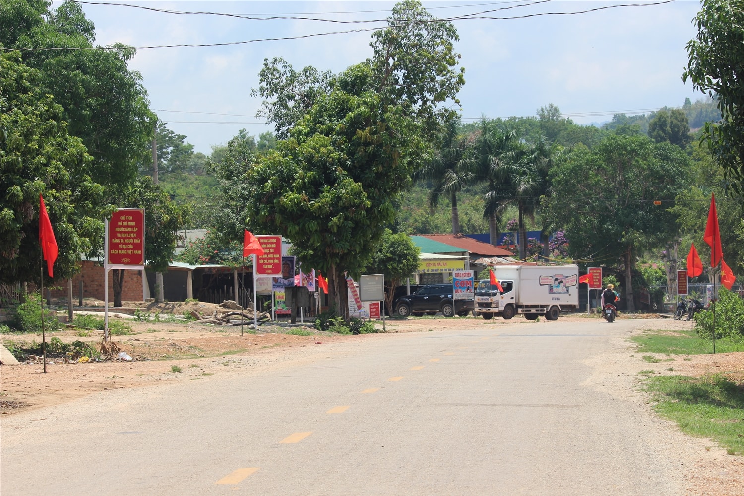 Nhờ được sự đầu tư của các chương trình, dự án, chính sách dân tộc đã giúp bộ mặt nông thôn ngày càng khởi sắc. (Trong hình: Một góc xã biên giới Mô Rai, huyện Sa Thầy, tỉnh Kon Tum). 