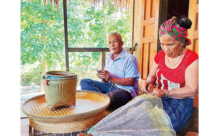 Nghề đan lát đã gắn bó máu thịt, với người Khùa ở Minh Hóa. (Ảnh chụp trước ngày 27/4/2021)