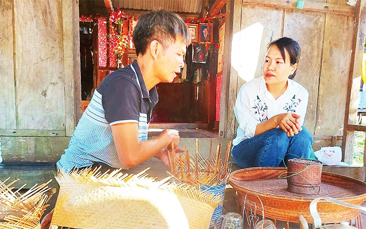 Một nghệ nhân ở xã Trọng Hóa đang giới thiệu sản phẩm mây, tre của mình với khách. (Ảnh chụp trước ngày 27/4/2021)